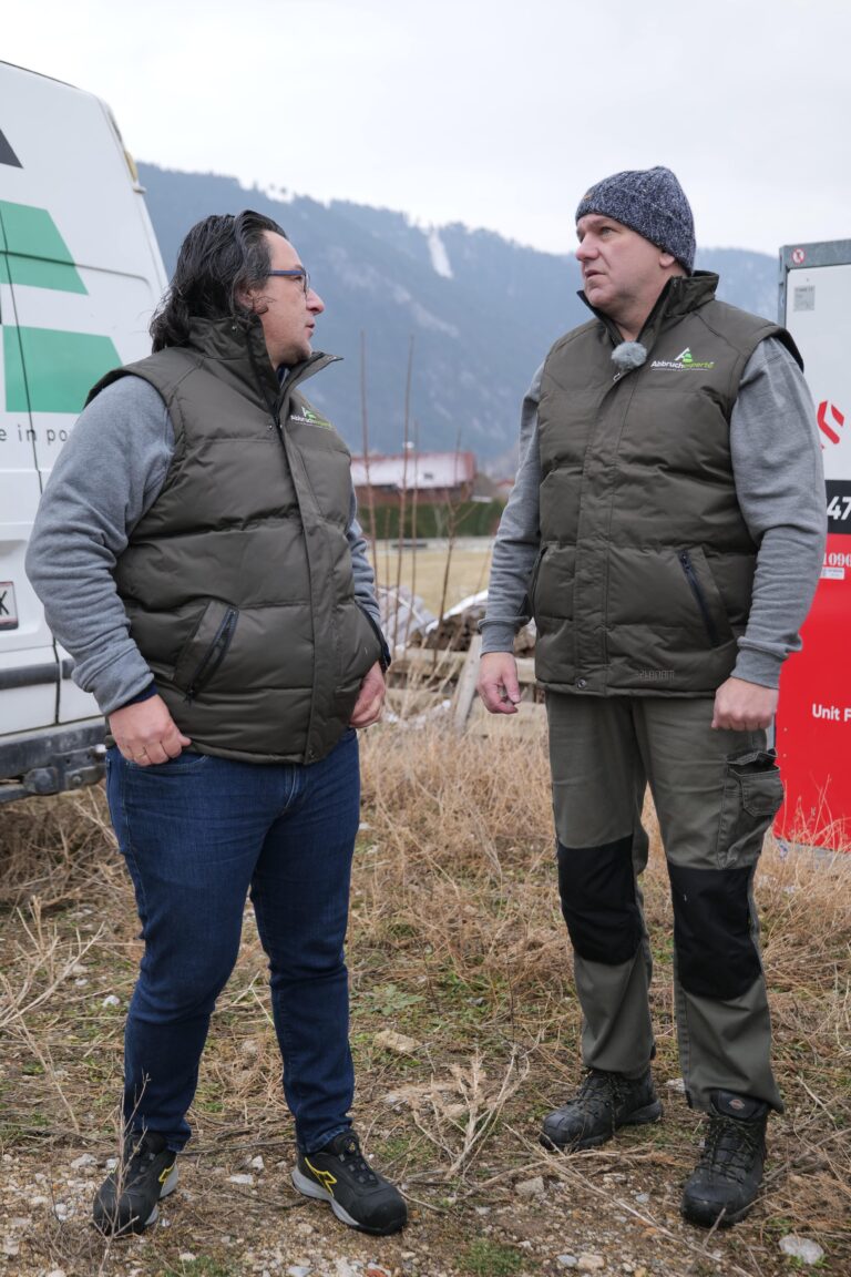 P1186379 min 768x1152