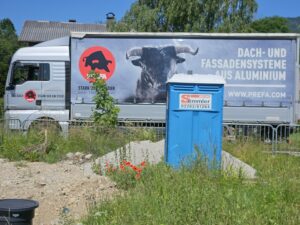 Der Prefa-Stier bedroht unser Baustellen-WC!
