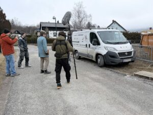 Löcher in Decken und Wänden