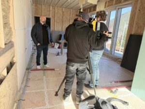 Sandra hat auf unserer Baustelle erfolgreich den neuen Außenrollladen von VELUX eingebaut